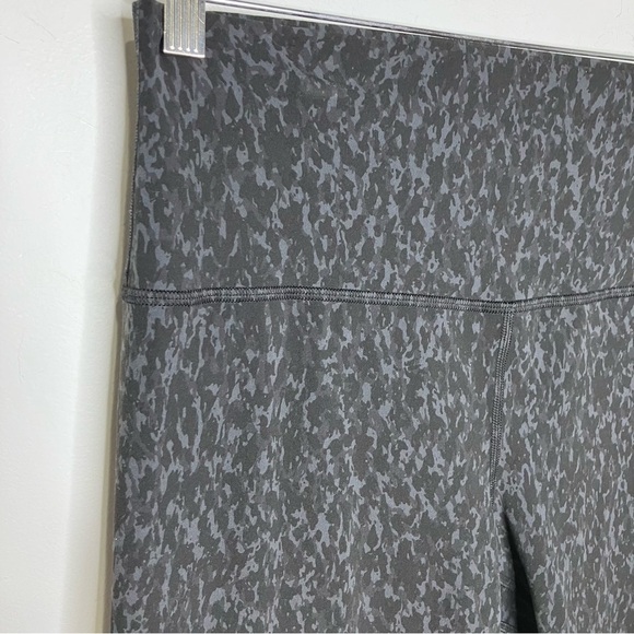 Lululemon black animal print leggings knee length below the knee size 12 - Picture 2 of 7